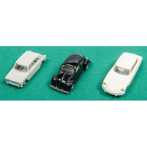 240 - 5 Scarce Lego HO scale cars. Dating from the 1960s. No.603 Citroen DS 19 ( white), No. 661 VW 1200 (... 