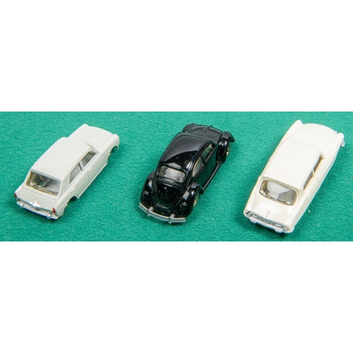 240 - 5 Scarce Lego HO scale cars. Dating from the 1960s. No.603 Citroen DS 19 ( white), No. 661 VW 1200 (... 