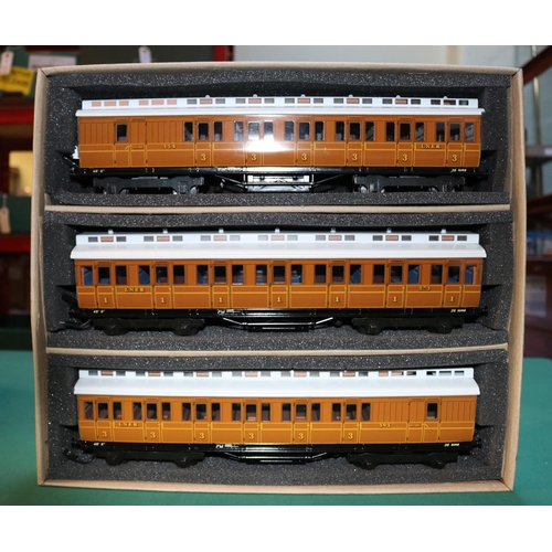 31 - A Darstaed 'Trains de Luxe' series  set of 'Traditional Tinplate O Gauge Coaches. Comprising 5 LNER ... 