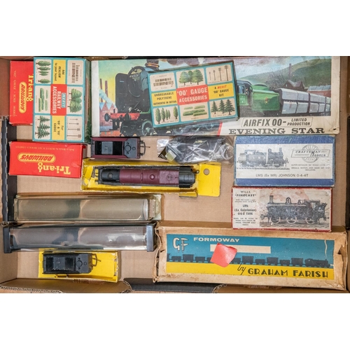 43 - A quantity of model railway etc. Tri-ang including a Rocket Launching Wagon, 2x Pullman 1st Class Ma... 