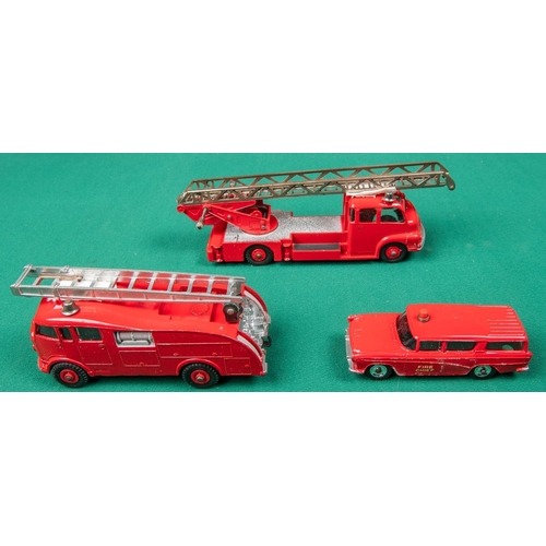 446 - Dinky toys gift set 957, Fire Service Set. Contains turntable fire escape, Commer fire engine and a ... 