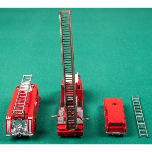 446 - Dinky toys gift set 957, Fire Service Set. Contains turntable fire escape, Commer fire engine and a ... 