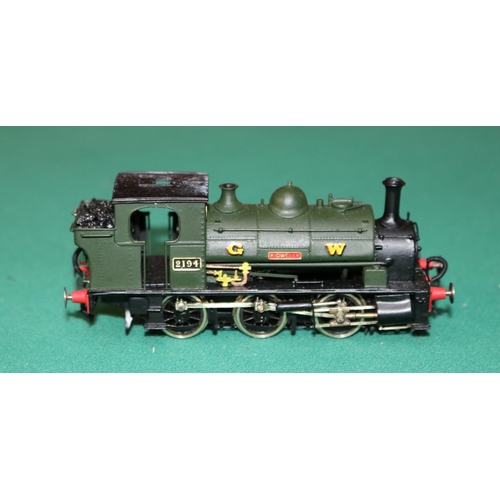 55 - A fine quality brass OO gauge 2-rail electric G.W. 0-6-0 Saddle Tank locomotive, 'Kidwelly' RN 2194.... 