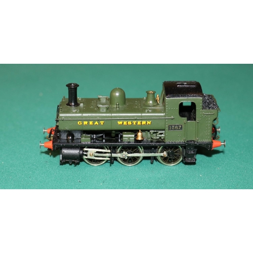 56 - A fine quality brass OO gauge 2-rail electric Great Western 0-6-0 Pannier Tank locomotive. RN 1367. ... 