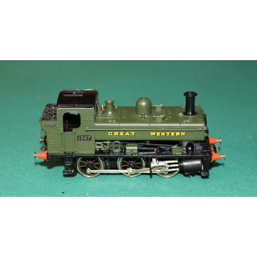 56 - A fine quality brass OO gauge 2-rail electric Great Western 0-6-0 Pannier Tank locomotive. RN 1367. ... 