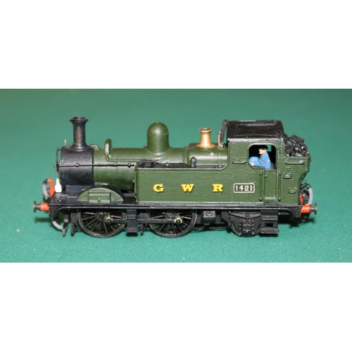 64 - A fine quality brass OO gauge 2-rail electric GWR 0-4-2 Tank locomotive. RN 1421. In unlined Brunswi... 