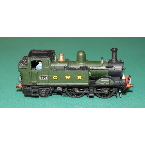 64 - A fine quality brass OO gauge 2-rail electric GWR 0-4-2 Tank locomotive. RN 1421. In unlined Brunswi... 