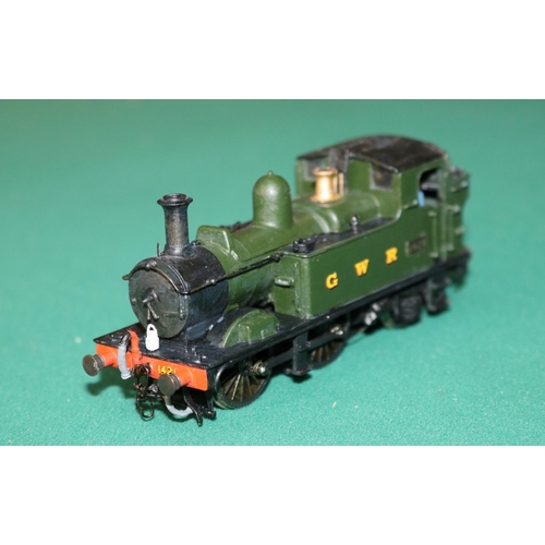 64 - A fine quality brass OO gauge 2-rail electric GWR 0-4-2 Tank locomotive. RN 1421. In unlined Brunswi... 