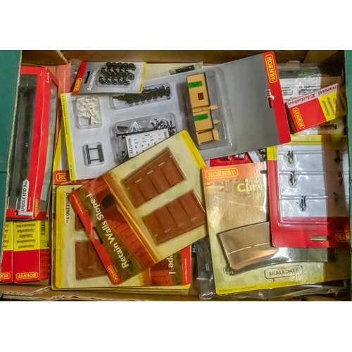 70 - Large quantity of Hornby and Peco HO/OO gauge train tracks. Various sizes, some full boxes, others h... 