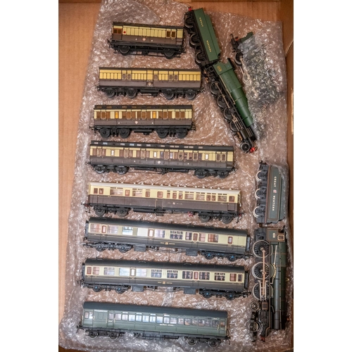 71 - 3 OO Hornby locomotives and 8 passenger coaches. All G.W, -  King Class 4-6-0 tender locomotive, Kin... 