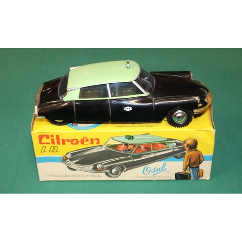 156 - A scarce early 1960's Osul M.R. 1:24 scale plastic model of a Citroen ID DS 4-door TAXI. In traditio... 