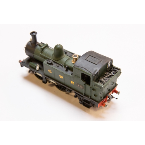 28 - A fine quality brass 00 gauge 2-rail electric GWR class 1400 0-4-2 Tank Locomotive, RN 1442. In unli... 