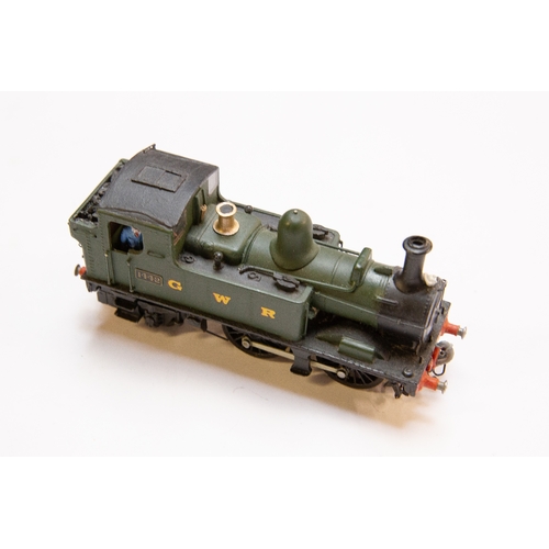 28 - A fine quality brass 00 gauge 2-rail electric GWR class 1400 0-4-2 Tank Locomotive, RN 1442. In unli... 