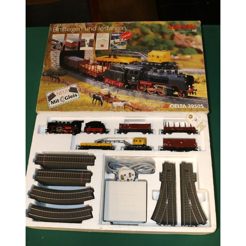 57 - Marklin HO Delta 29505 Train Set. Comprising a DB Class 24 2-6-0 tender locomotive, 24014. Plus a ra... 