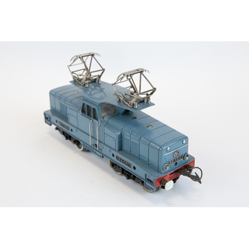 74 - An seldom seen French Hornby O gauge centre cab twin pantograph 3 rail 20V electric locomotive.  In ... 