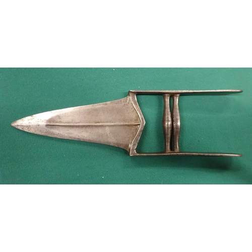 314 - An Indian Katar thrusting dagger, 11