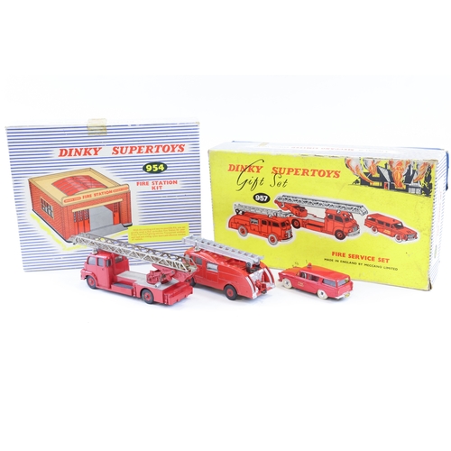 398 - 2 Dinky supertoys. Gift set 957 fire service set, contains turntable fire escape in red with windows... 