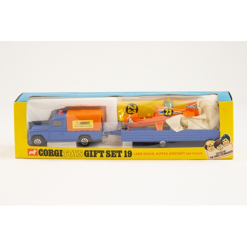 291 - Corgi gift set 19, Land Rover, Nipper aircraft and trailer. Set contains blue Land Rover with orange... 