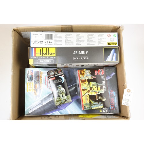 228 - 10 Space related unmade kits. 2 Revell- 1:144 International Space Station. Plus a 1:144 Apollo Satin... 