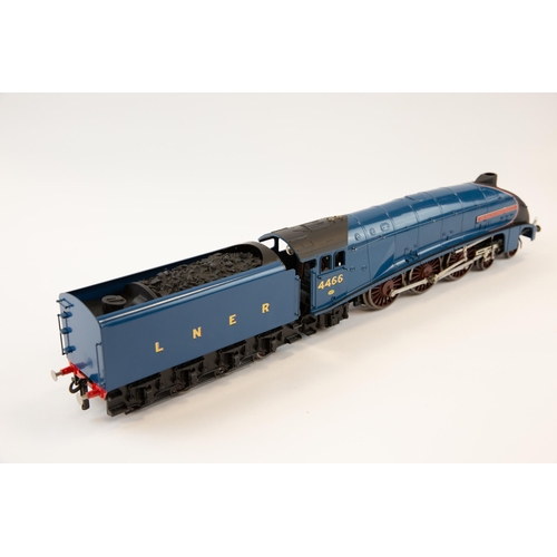 62 - Darstaed Trains De Luxe 3-rail O gauge Class A4 LNER 4-6-2 Streamlined locomotive and 8 wheeled tend... 