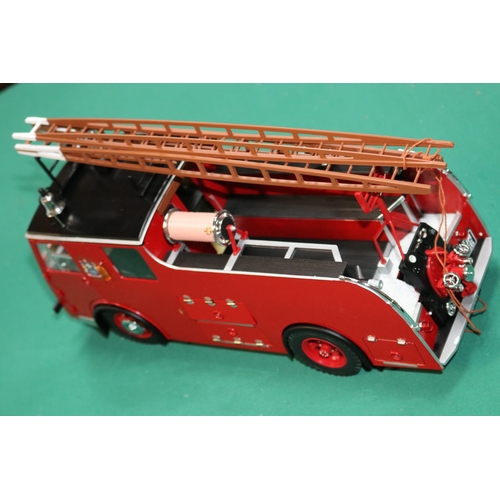 502 - An impressive 1:18 scale Original Classics Dennis F8 Ladder Escape Fire Engine. In red 'City of Leed... 