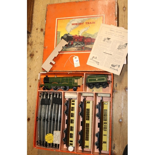 559 - Hornby O Gauge Train Set E320 Electric Passenger Set. Comprising a GWR 3 rail 4-4-2 tender locomotiv... 