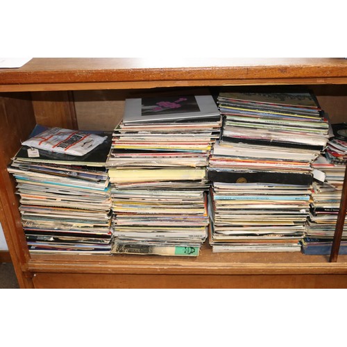 369 - A large quantity of 33.3rpm long playing records, including classical, folk, popular, etc and a few ... 