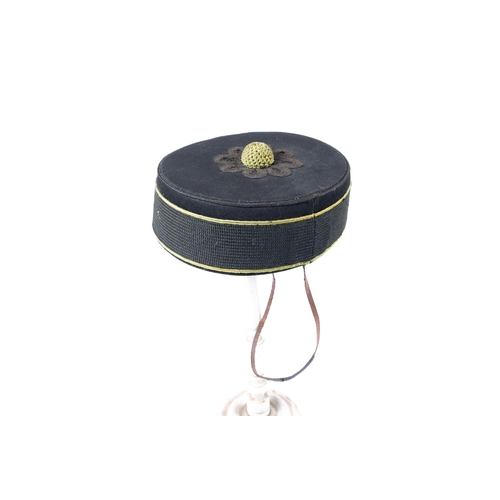 341 - A good Victorian Rifle Regiment stiff pill box hat, with mohair band and light green piping, lining ... 