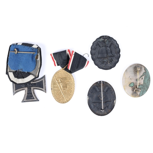 113 - A 1914 Iron Cross 2nd Class, mounted on ribbon bar as worn; 1914-18 Kyffhauserbund medal; WWI black ... 