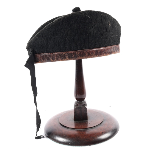 258 - A Victorian OR's glengarry cap of the London Rifle Brigade, blackened QV badge, leather bound rim. G... 