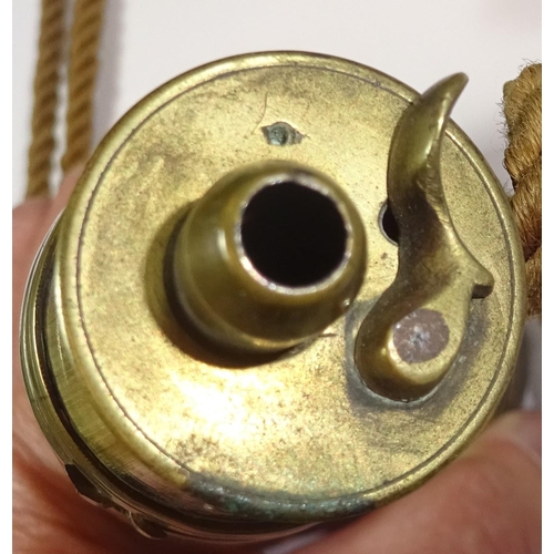 402 - A Georgian Militia horn priming flask, 7