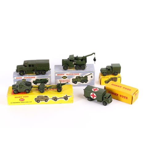 370 - 5 Dinky Military. Scammell Recovery Tractor (661), complete. Medium Artillery Tractor (689). Army 1 ... 