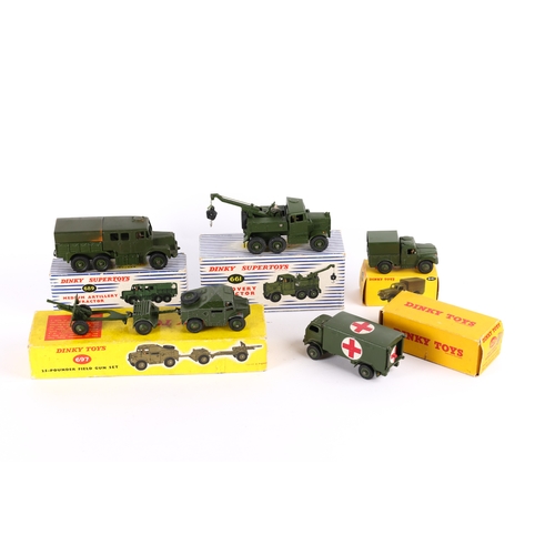 370 - 5 Dinky Military. Scammell Recovery Tractor (661), complete. Medium Artillery Tractor (689). Army 1 ... 