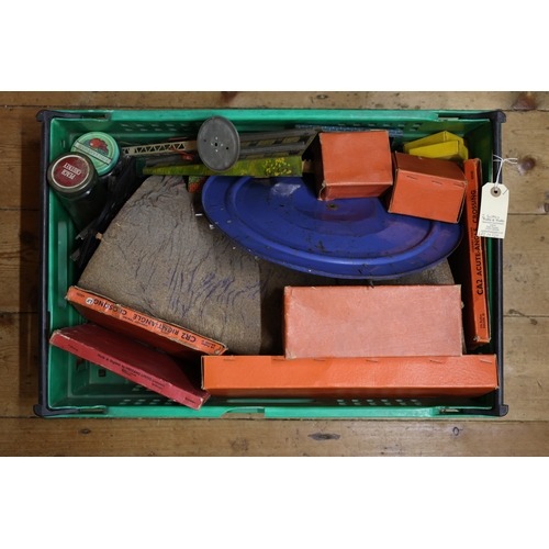 166 - A good quantity of Hornby O gauge model railway accessories. Including a large curved tunnel, mainli... 