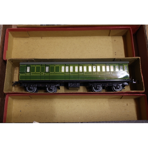 168 - 3 Hornby O gauge Southern Railways bogie passenger coaches. 2 Brake 3rd, and a 1st 3rd. All in lined... 