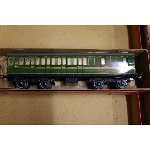 168 - 3 Hornby O gauge Southern Railways bogie passenger coaches. 2 Brake 3rd, and a 1st 3rd. All in lined... 