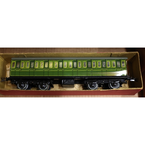 168 - 3 Hornby O gauge Southern Railways bogie passenger coaches. 2 Brake 3rd, and a 1st 3rd. All in lined... 