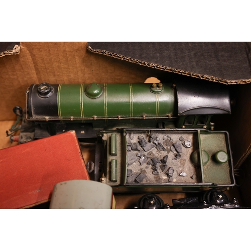 180 - Hornby O gauge railway. An LNER clockwork 4-4-0 tender locomotive, Bramham Moor 201 in lined green l... 