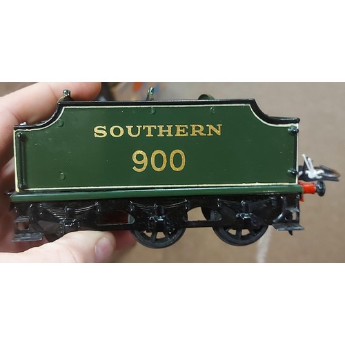 173 - A Hornby O gauge clockwork No.4c 'ETON' 4-4-0 tender locomotive. A Southern Railways Schools Class, ... 