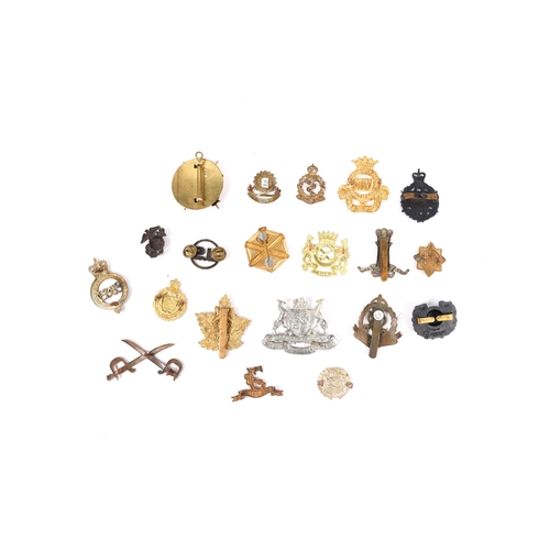 183 - A quantity of very mixed military badges, including British, Commonwealth, and Foreign, of brass, wh... 