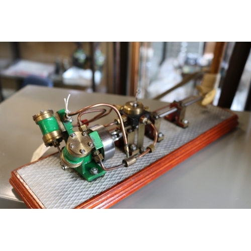 53 - A model boat 'V' twin live steam engine. Twin cylinders with oscillating valves with 'ahead' or 'ast... 