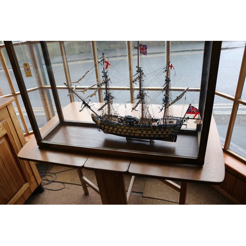 52 - An impressive model of HMS Victory. With fully detailed rigging with furled sails, 3 decks with cano... 