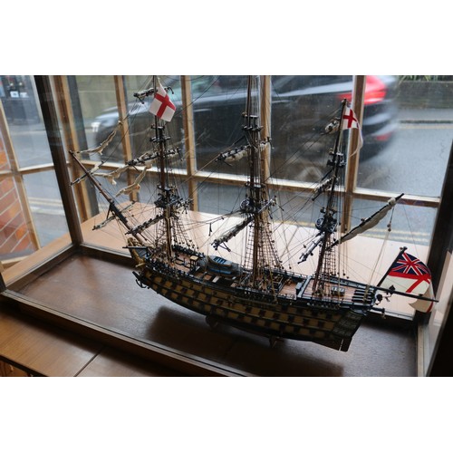 52 - An impressive model of HMS Victory. With fully detailed rigging with furled sails, 3 decks with cano... 