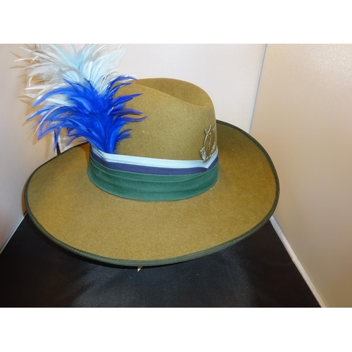 260 - An officer's scarce full dress shouch hat of the Rhodesian African Rifles, khaki felt with green sil... 