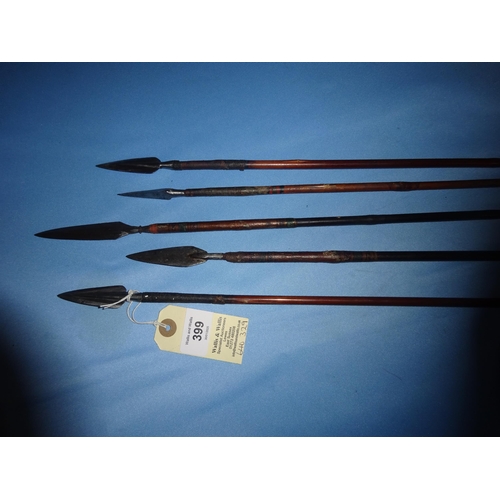 399 - 5 Indian armour piercing tipped arrows, bamboo shafts with painted and varnished decoration. GC £50-... 