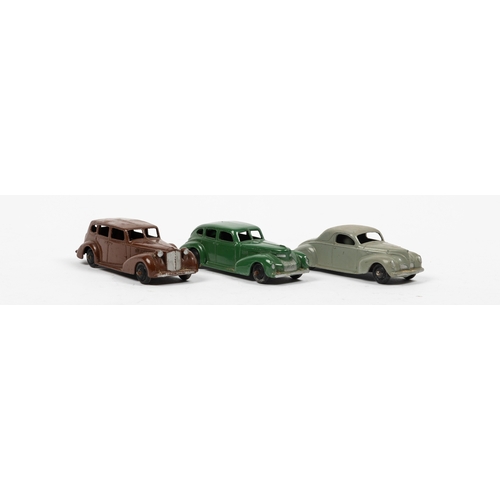 321 - 3 Dinky Toys 39 Series American cars. Chrysler Royal Sedan in dark green. Packard Super 8 Tourer in ... 