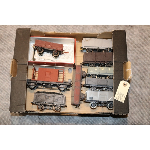 16 - O gauge freight and passenger rolling stock. 15 freight wagons, including examples by Slaters, Parks... 