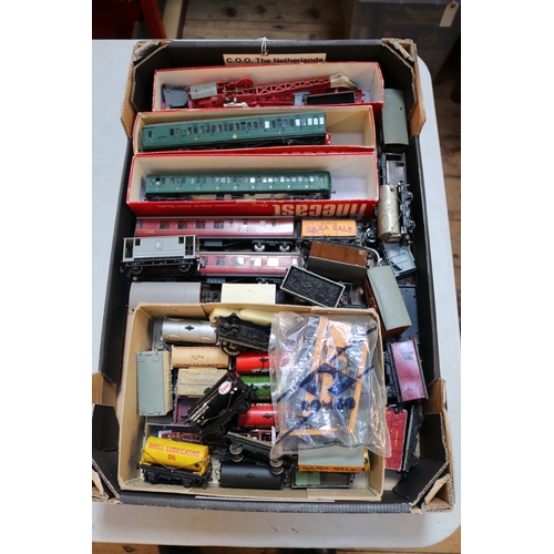 40 - A good quantity Hornby Dublo etc railway. Including 12 various locomotives - Duchess of Montrose, 2x... 