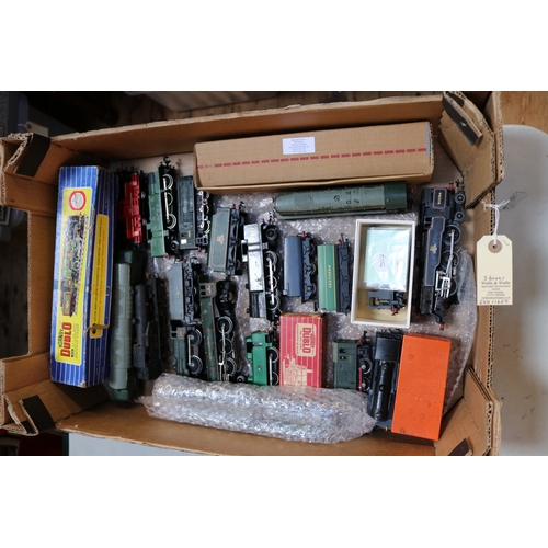 40 - A good quantity Hornby Dublo etc railway. Including 12 various locomotives - Duchess of Montrose, 2x... 