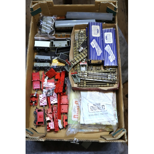 43 - Hornby Dublo accessories etc. Various rolling stock including breakdown cranes, freight wagons,- wel... 